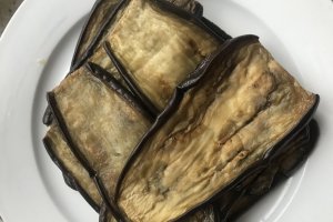 Reteta de rulouri de vinete vegetariene, umplute cu nuca si verdeata