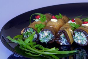 Reteta de rulouri de vinete vegetariene, umplute cu nuca si verdeata
