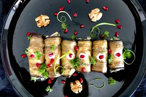 Reteta de rulouri de vinete vegetariene, umplute cu nuca si verdeata
