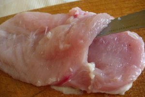 Piept de pui cu alune si patrunjel