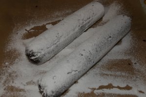 Reteta de salam cu ciocolata, fistic si caise confiate