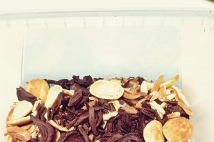 Reteta de nuci umplute cu crema din oreo, dulceata de visine si nuca de cocos