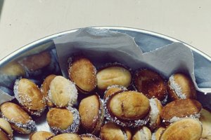 Reteta de nuci umplute cu crema din oreo, dulceata de visine si nuca de cocos