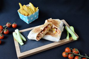 Reteta de sandwich in lipie cu friptura de pui
