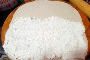 Reteta de placinte rasucite cu branza sarata