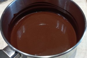 Reteta de tort ferrero rocher cu ciocolata si alune