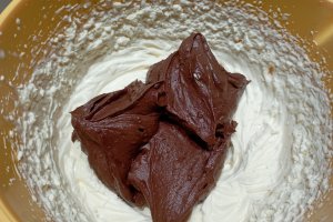 Reteta de tort ferrero rocher cu ciocolata si alune