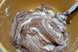Reteta de tort ferrero rocher cu ciocolata si alune