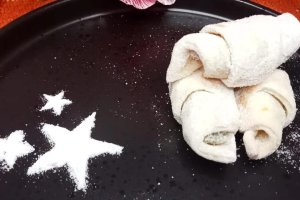 Reteta de cornulete fragede cu untura si smantana