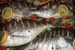 Reteta de dorada cu legume, mamaliga si mujdei de usturoi
