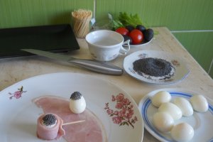 Reteta de aperitiv rapid din oua de prepelita in jambon