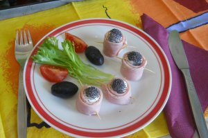 Reteta de aperitiv rapid din oua de prepelita in jambon