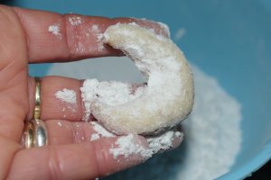 Reteta de cornulete-potcoava cu osanza si nuca