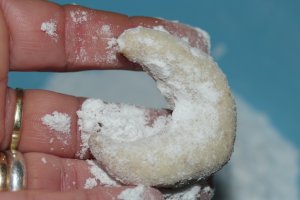 Reteta de cornulete-potcoava cu osanza si nuca