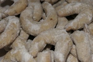 Reteta de cornulete-potcoava cu osanza si nuca