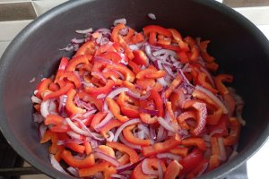 Reteta de shakshuka cu ardei si oua de prepelita