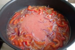 Reteta de shakshuka cu ardei si oua de prepelita