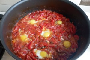 Reteta de shakshuka cu ardei si oua de prepelita