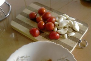 Pui uns cu toate „alifiile” si umplut cu rosii usturoiate