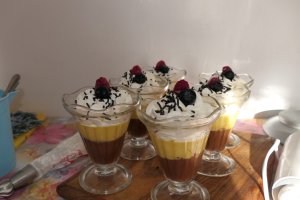 Reteta de desert duo ciocolata neagra si piersici de gradina