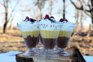 Reteta de desert duo ciocolata neagra si piersici de gradina