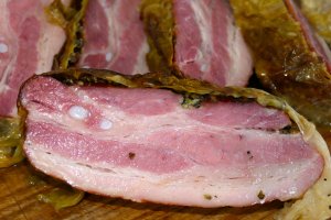 Reteta de piept de porc afumat copt in foi de varza