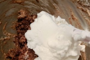 Reteta de tort cu ciocolata, mere si crema de castane