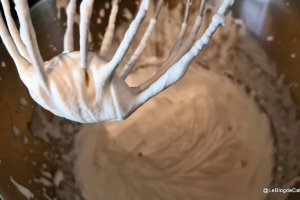 Reteta de tort cu ciocolata, mere si crema de castane