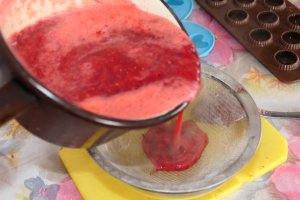 Reteta de tort cu jeleu de zmeura si de ness