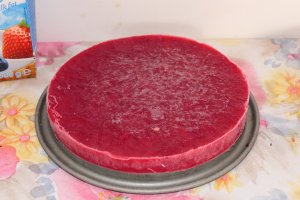 Reteta de tort cu jeleu de zmeura si de ness
