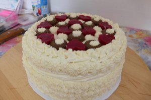Reteta de tort cu jeleu de zmeura si de ness