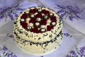 Reteta de tort cu jeleu de zmeura si de ness
