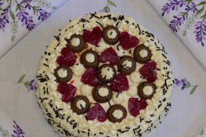 Reteta de tort cu jeleu de zmeura si de ness