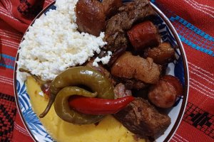 Reteta de tochitura de porc la cratita, cu mamaliga si cas framantat