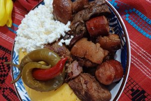 Reteta de tochitura de porc la cratita, cu mamaliga si cas framantat