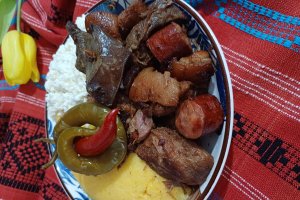 Reteta de tochitura de porc la cratita, cu mamaliga si cas framantat
