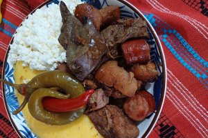 Reteta de tochitura de porc la cratita, cu mamaliga si cas framantat