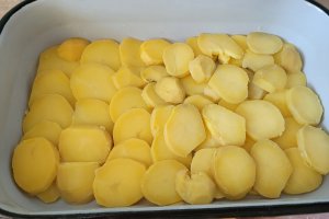 Reteta de cartofi in straturi cu carne tocata