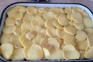 Reteta de cartofi in straturi cu carne tocata