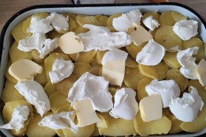 Reteta de cartofi in straturi cu carne tocata
