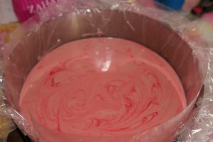 Reteta de tort cu coacaze rosii si albe