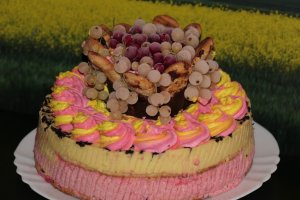 Reteta de tort cu coacaze rosii si albe