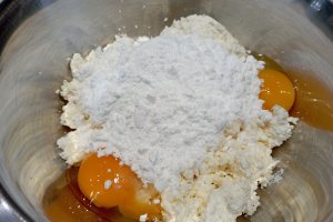 Reteta de negresa cu afine, mure si branza