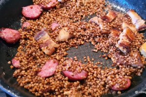 Reteta de spanac la tigaie cu hrisca si carne de porc