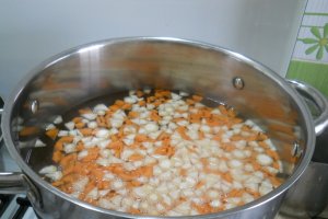 Reteta de bors de cartofi, cu multa verdeata si smantana