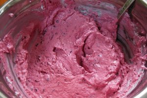 Reteta de tort cu crema de cafea si crema de fructe de padure