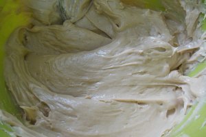 Reteta de tort cu crema de cafea si crema de fructe de padure