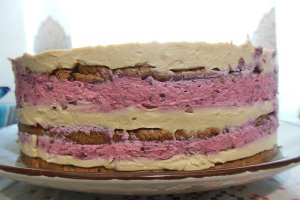 Reteta de tort cu crema de cafea si crema de fructe de padure