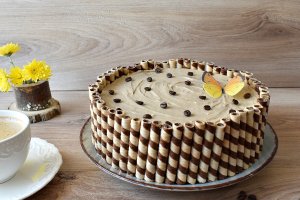 Reteta de tort cu crema de cafea si crema de fructe de padure