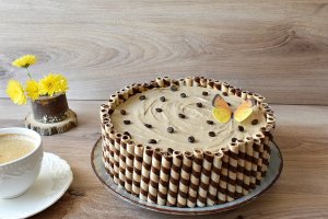 Reteta de tort cu crema de cafea si crema de fructe de padure